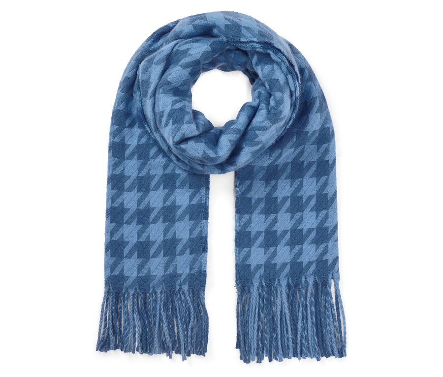 Modrá šála se vzorem kohoutí stopy a třásněmi na bílém pozadí.