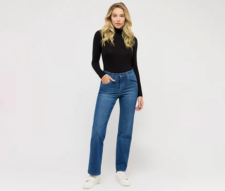 Žena stojí a pózuje v džínách Angels »Lara« straight fit, mid blue a černém roláku.