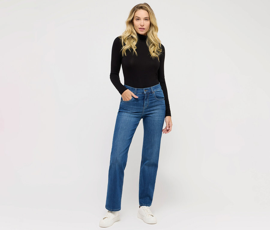 Žena stojí a pózuje v džínách Angels »Lara« straight fit, mid blue a černém roláku.