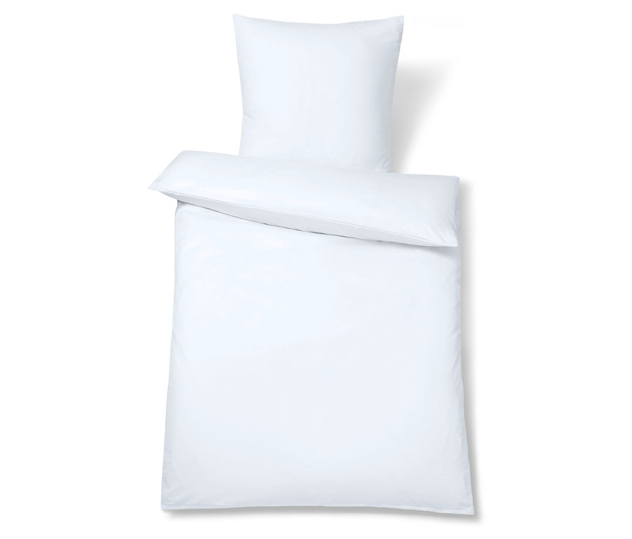 Bílé povlečení na polštář a peřinu.