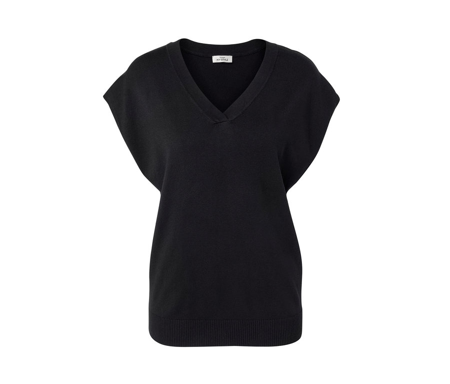 Černý svetr z jemného úpletu s krátkým rukávem.