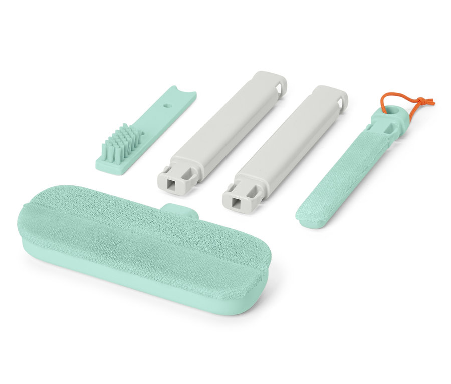 Sada Kartáč na čištění textilií 4 v 1 obsahuje kartáč, dva nástavce a rukojeť.