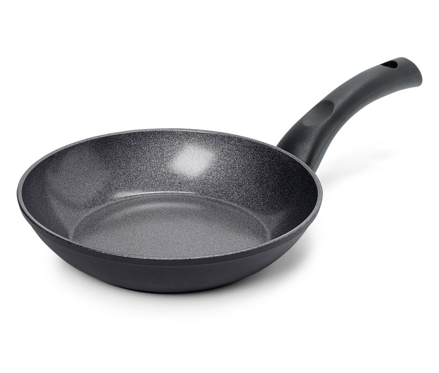 Šedá pánev s černou rukojetí leží na bílém pozadí.