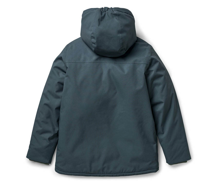 Zadní pohled na tmavě modrou zimní bundu s kapucí.