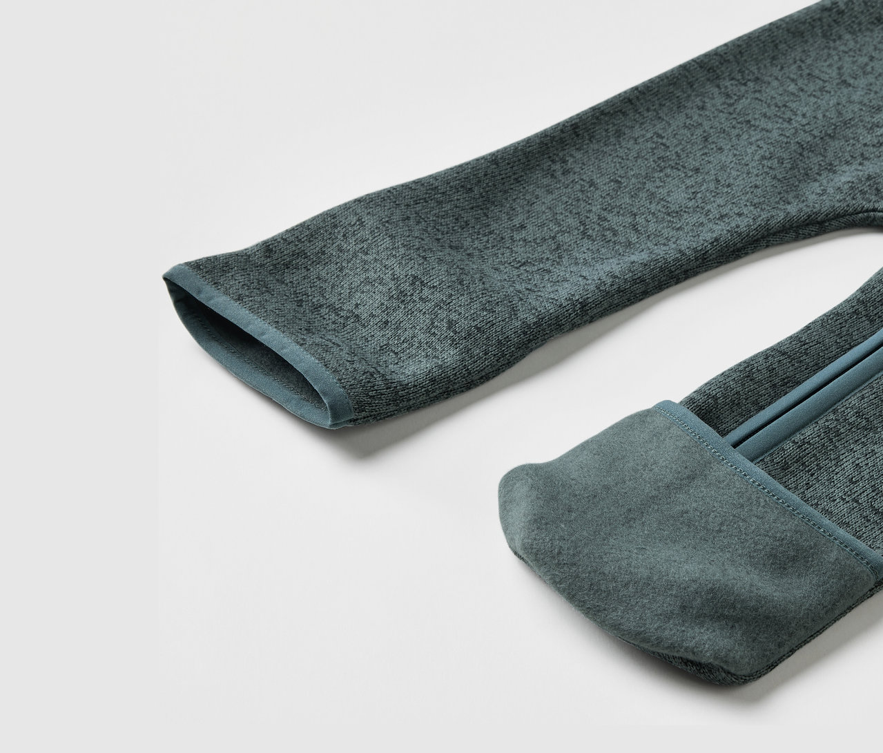 Detail dětského overalu z pleteného fleecu.