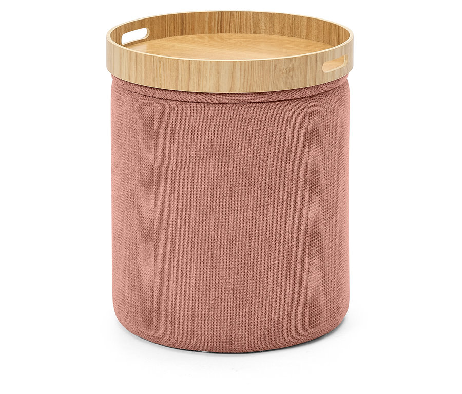 Růžový puf s dřevěným podnosem na bílém pozadí.