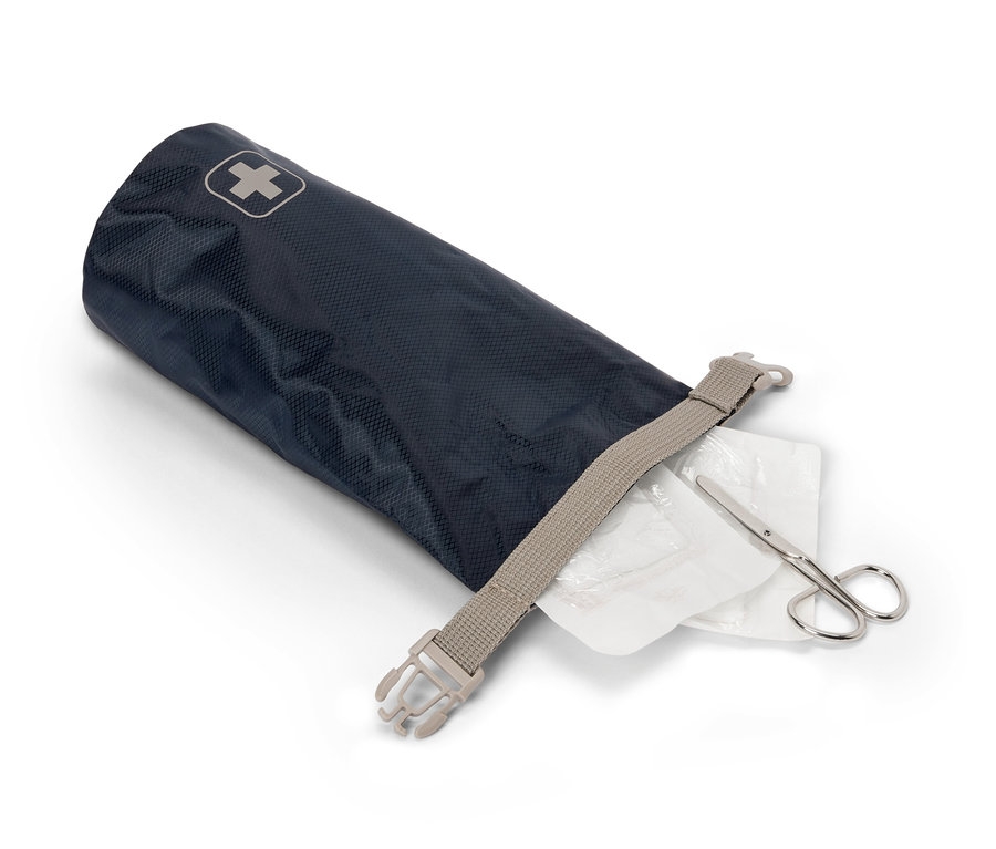 Otevřená modrá taštička první pomoci s bílým křížem, s obsahem a béžovým popruhem.