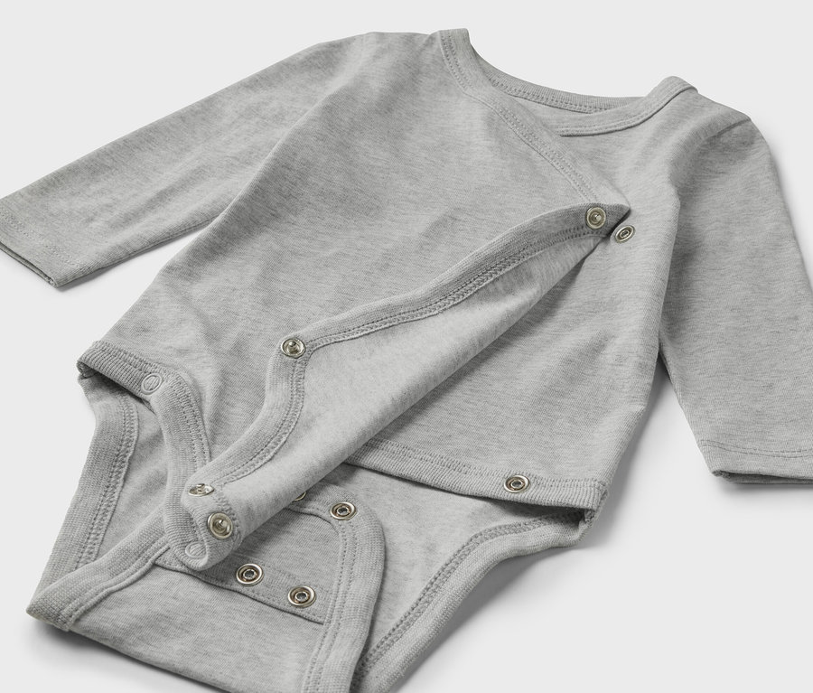 Šedé rostoucí body pro miminka, 5 ks, leží rozložené na světlém pozadí.