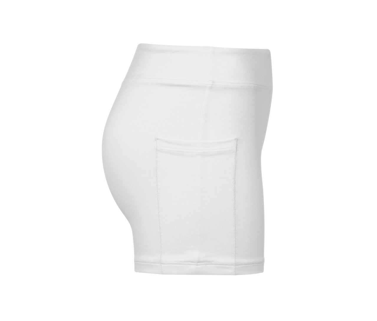 Detail bílých sportovních šatů se šortkami.