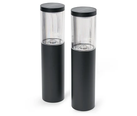 Dvě černé solární lampy stojí na bílém pozadí.