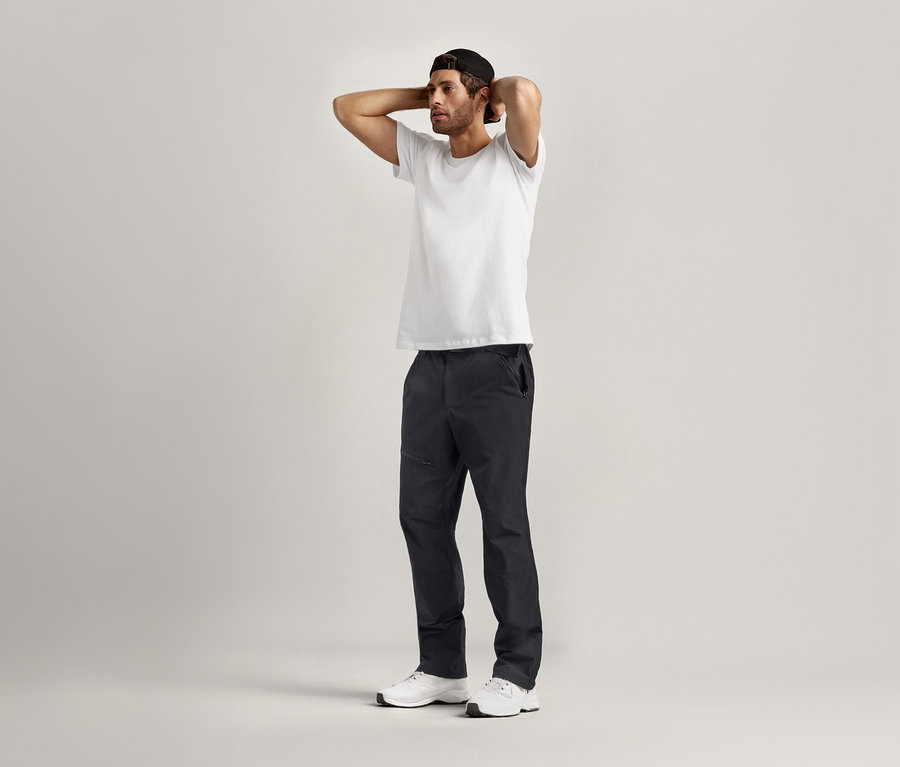 Muž pózuje s rukama za hlavou a má na sobě bílé Trička s kulatým výstřihem, 2 ks.