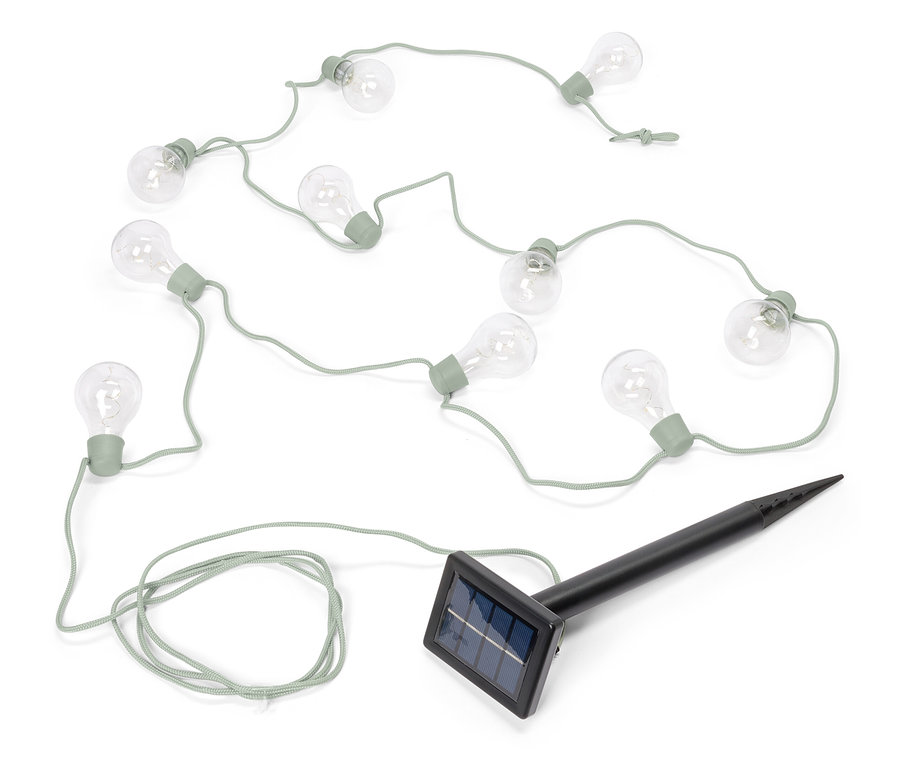 Dekorativní světelný řetěz se solárním panelem na bílém pozadí.
