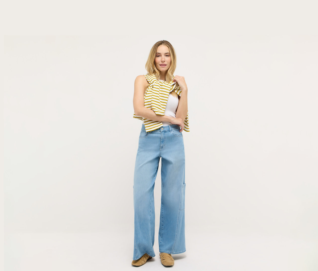 Žena stojí na bílém pozadí a má na sobě džíny Angels »Liva« cargo wide leg.