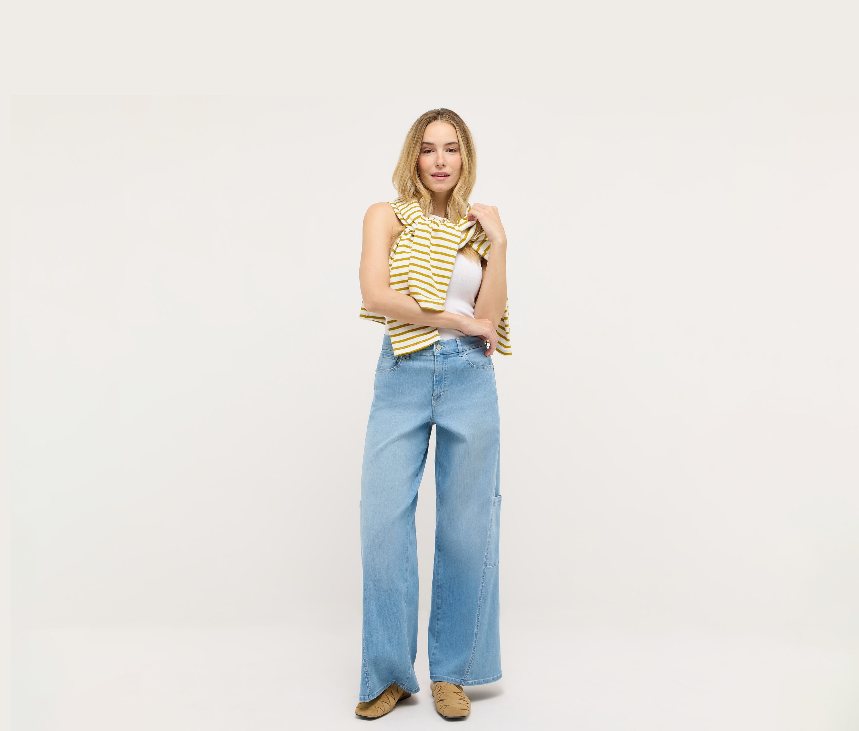 Žena stojí na bílém pozadí a má na sobě džíny Angels »Liva« cargo wide leg.