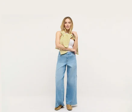 Žena stojí na bílém pozadí a má na sobě džíny Angels »Liva« cargo wide leg.