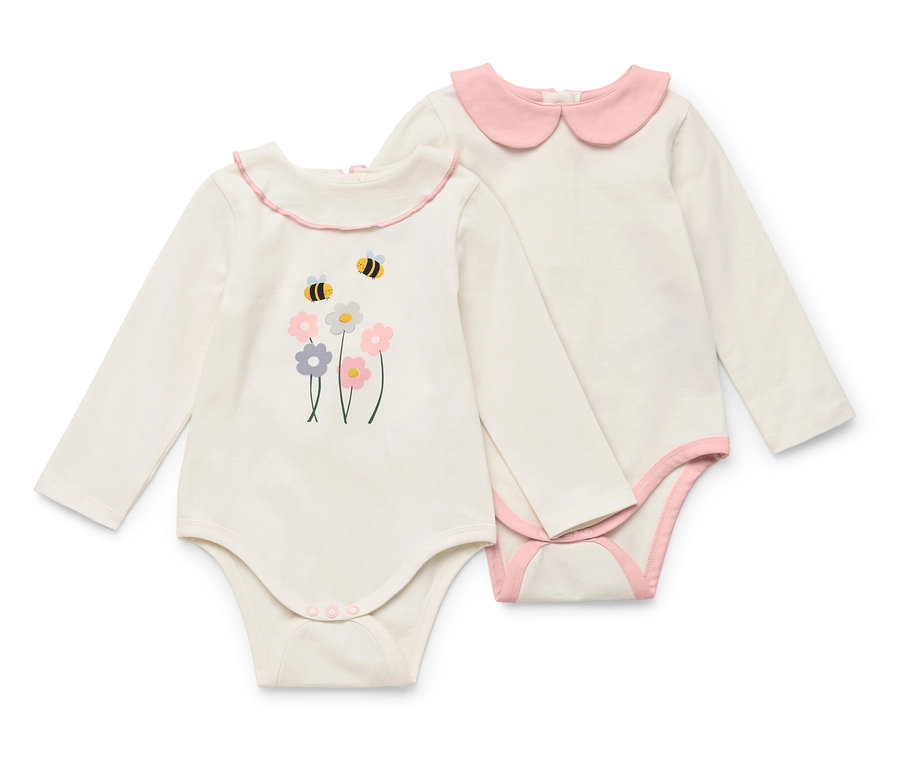 Dvě bílá dětská body s dlouhým rukávem, jedno s květinovým a včelím motivem a druhé s růžovým límečkem.