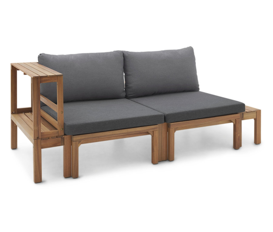 Dřevěná zahradní pohovka se šedými polštáři a bočním stolkem.