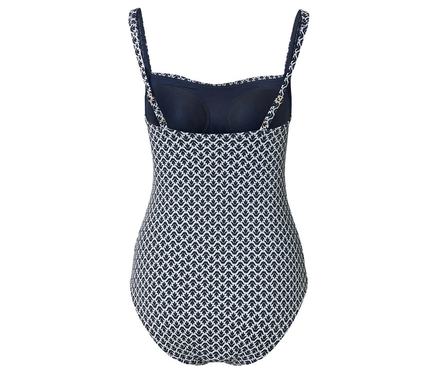 Pohled zezadu na plavky s modrobílým vzorem.