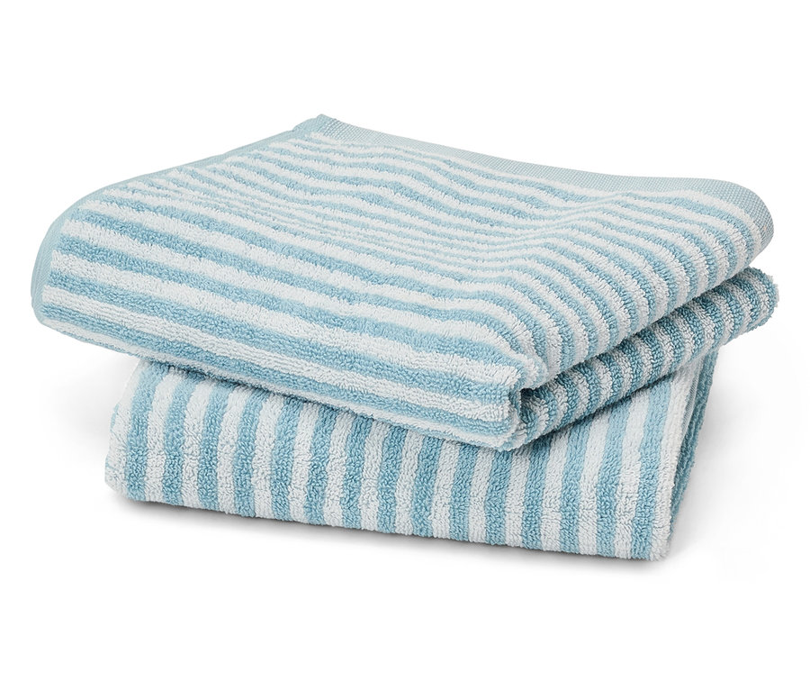 Stoh tří světle modrých a bílých pruhovaných ručníků.