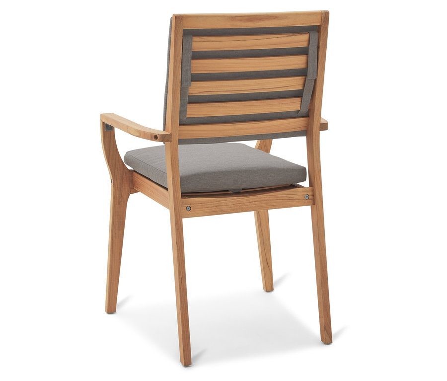 Pohled zezadu na dřevěnou židli se šedými akcenty a šedým polštářem.