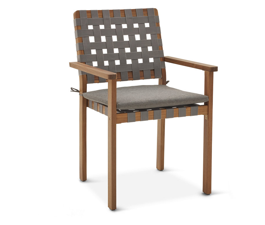 Na bílém pozadí stojí stohovatelná zahradní židle s pásovým výpletem a područkami.