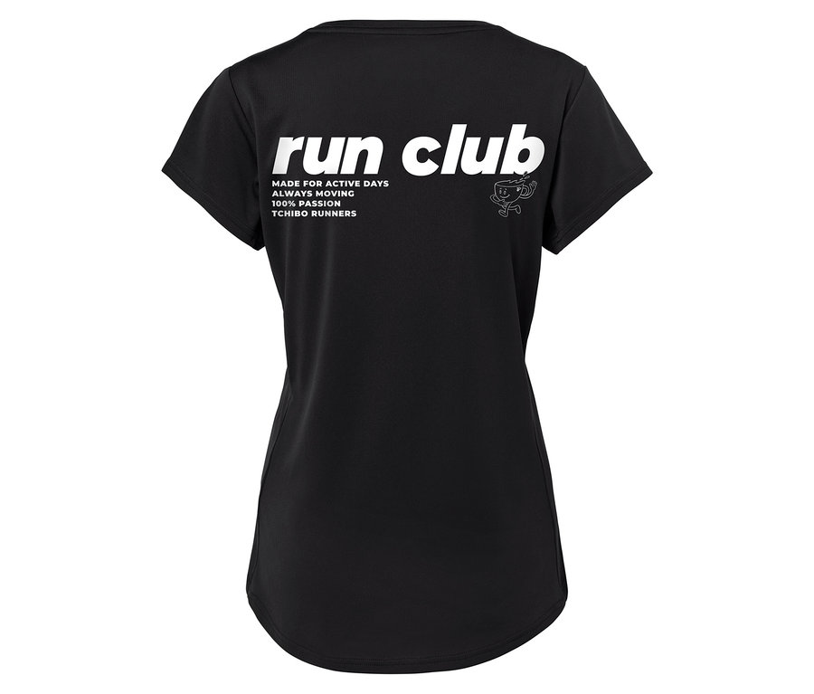 Černé tričko s bílým nápisem „run club“, sloganem a logem Tchibo.
