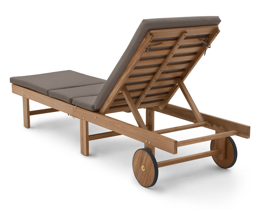 Dřevěné lehátko se šedými polštáři na bílém pozadí.