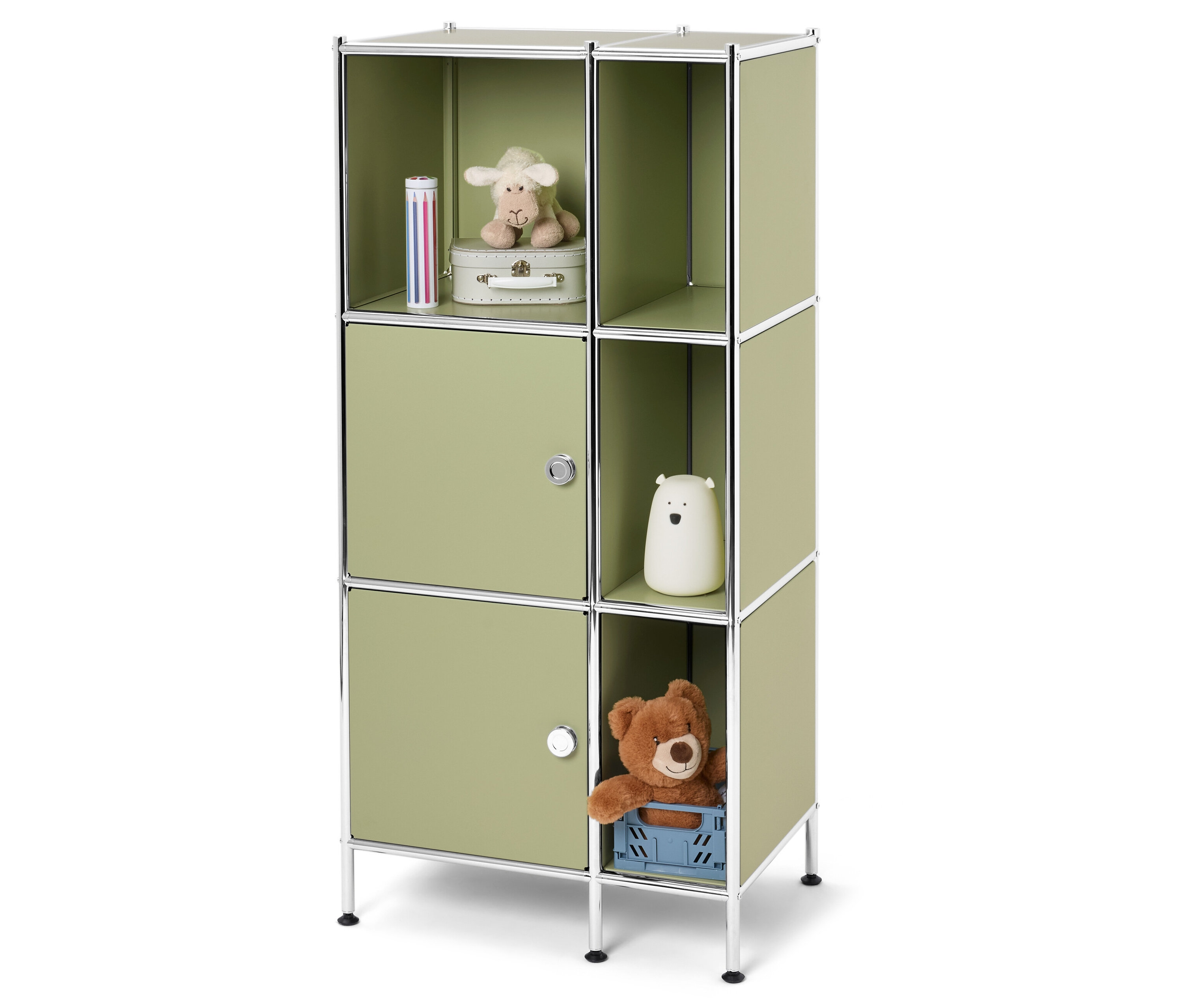 Zelený modulární regál s hračkami a dekorativními předměty.