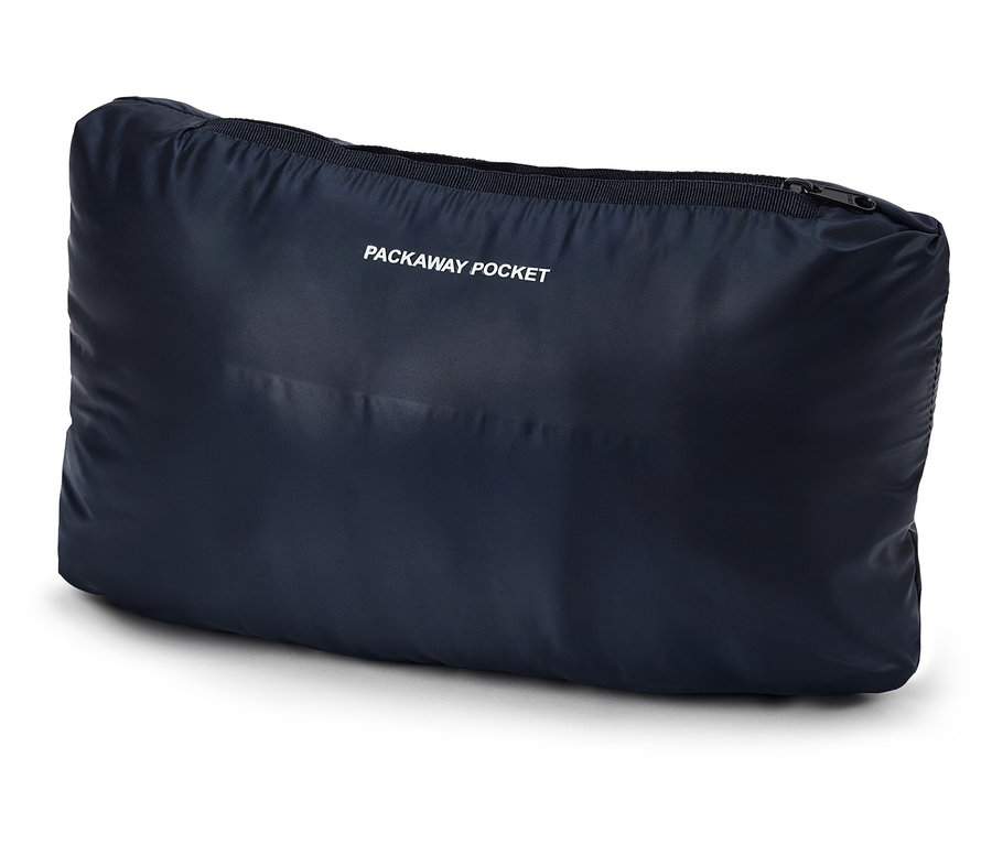 Obdélníková, tmavě modrá taška s bílým nápisem "PACKAWAY POCKET" a černým zipem.