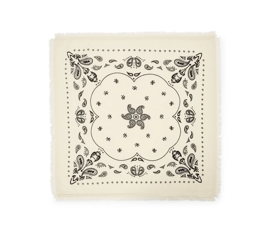 Krémový pletený šátek bandana z vlny a kašmíru s černým paisley vzorem, centrálním květinovým motivem a třásněmi.