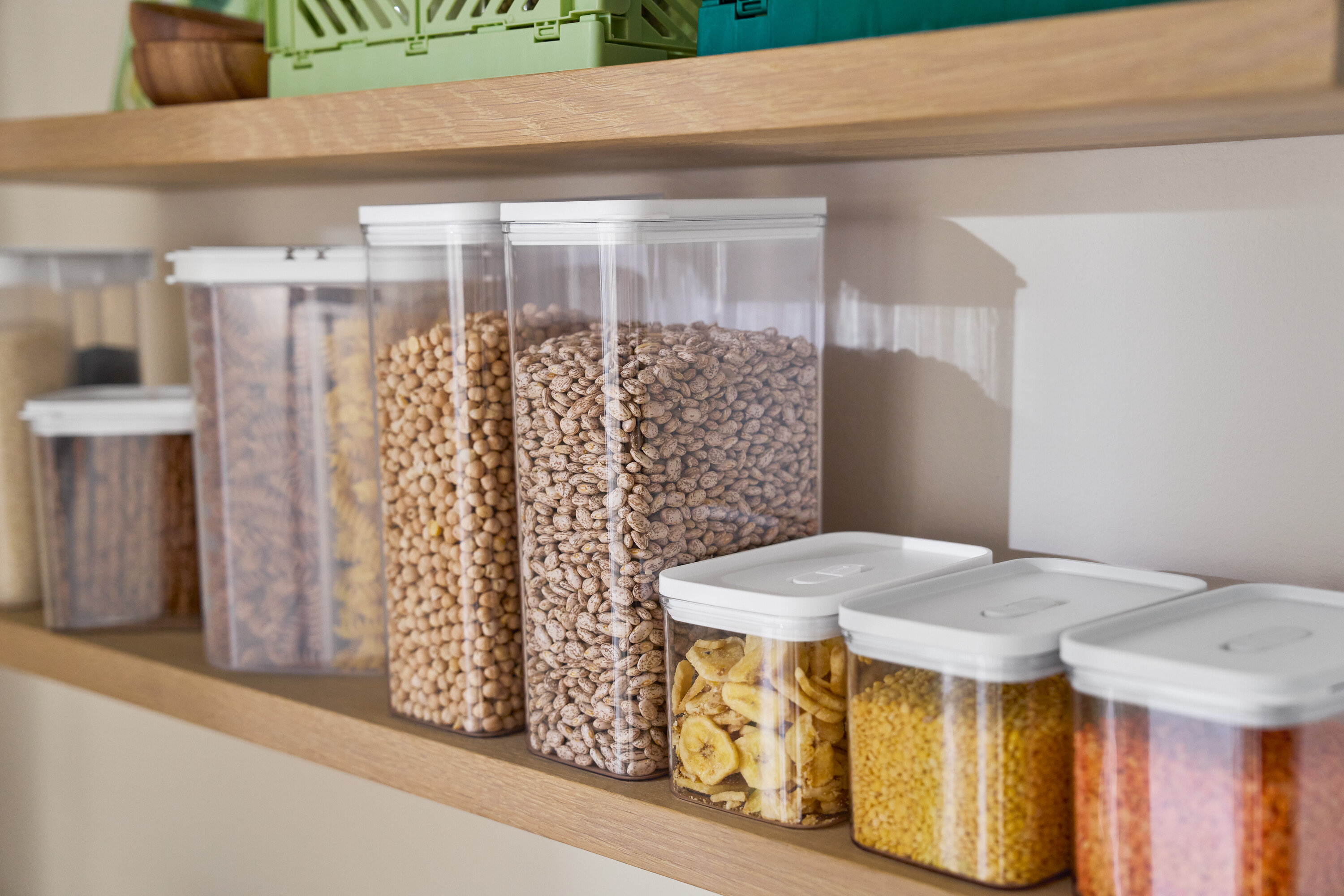 Na polici stojí dózy na potraviny různých velikostí, včetně dózy na potraviny 4 v 1 a dózy na potraviny 2 v 1.