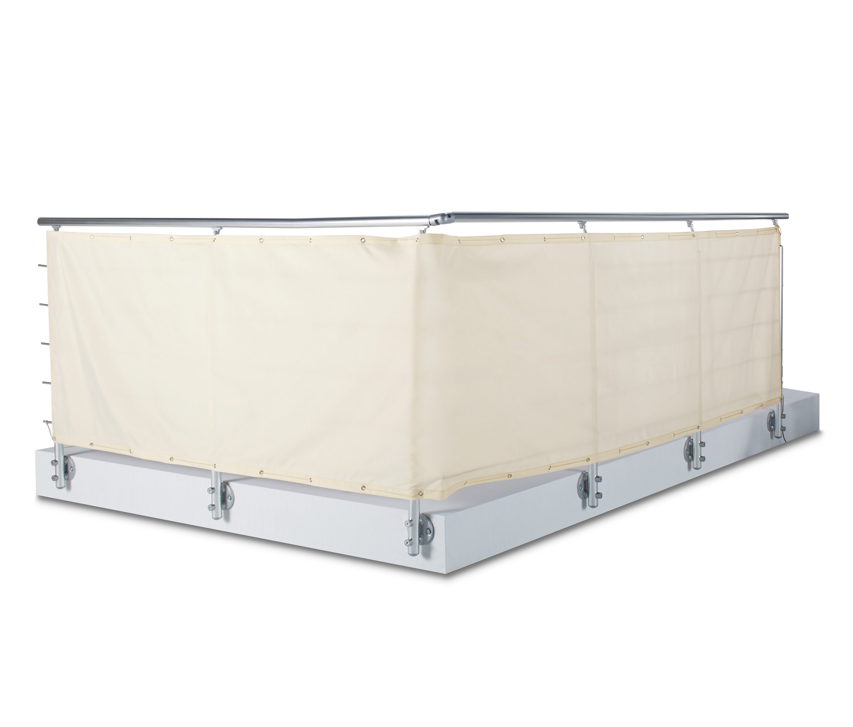 Krémová balkonová zástěna proti větru a zvědavým pohledům je připevněna ke stříbrnému rámu.