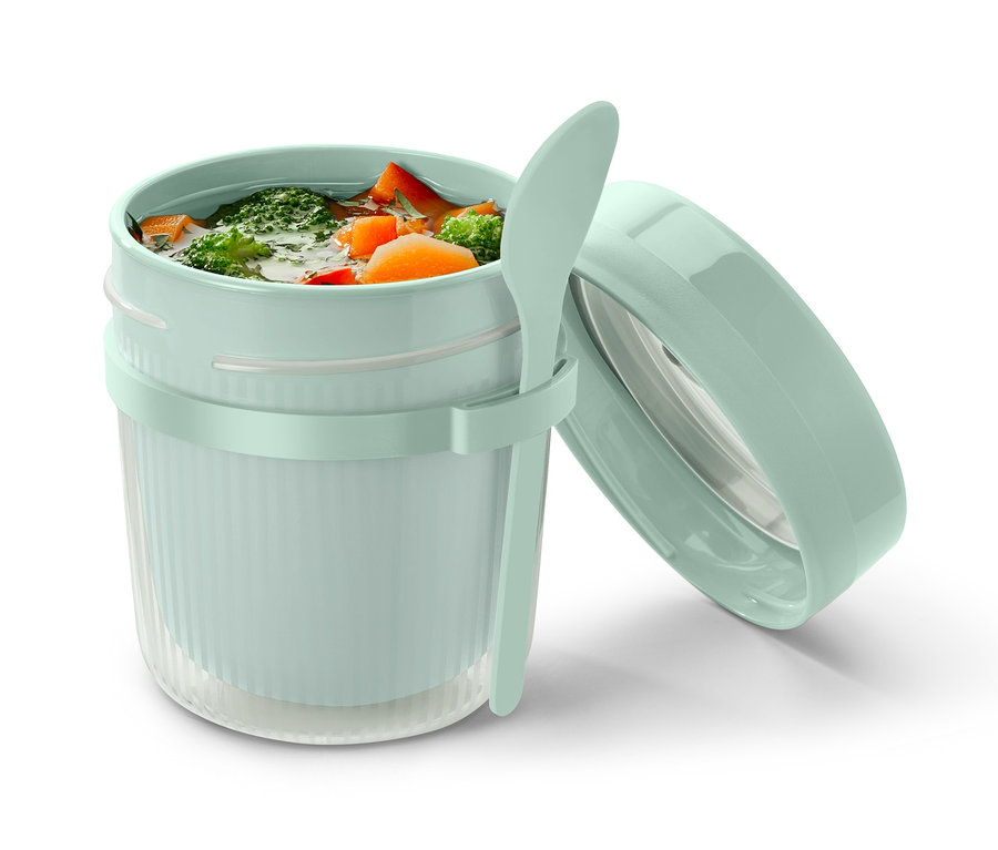 Cestovní hrnek na polévku s lžící a zeleninovou polévkou.