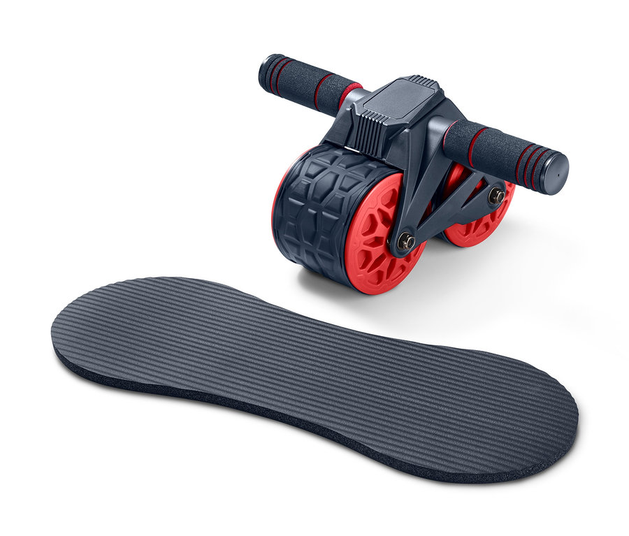 Černo-červený fitness roller a podložka na bílém pozadí.
