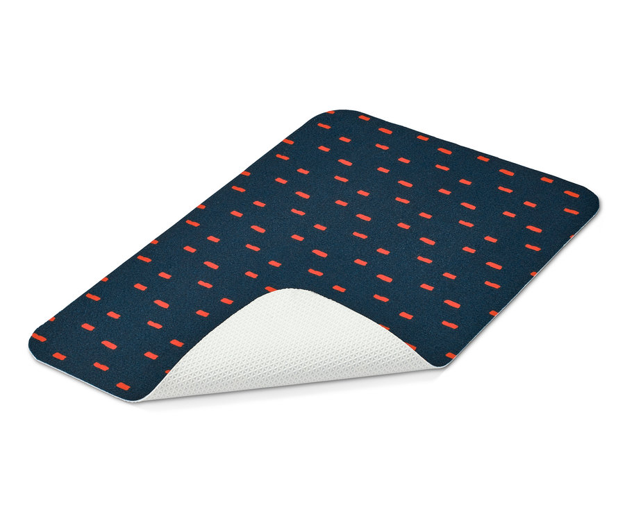 Modrá podložka pod misky s krmením s oranžovým vzorem.