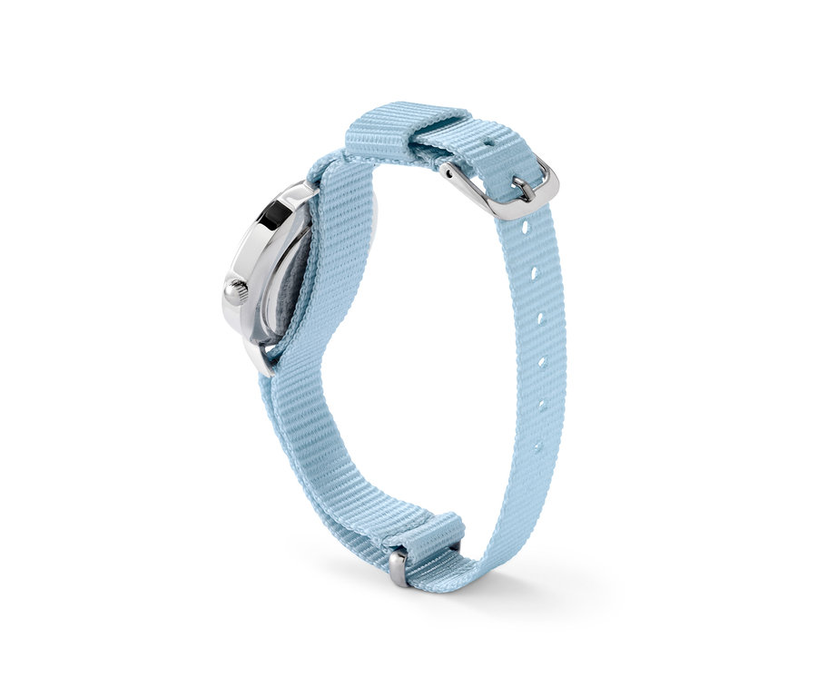 Detail modrých náramkových hodinek z nerezové oceli 316L.