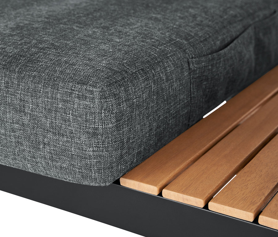 Detail šedé látkové podušky a dřevěných lamel zahradního lounge posezení Elin.