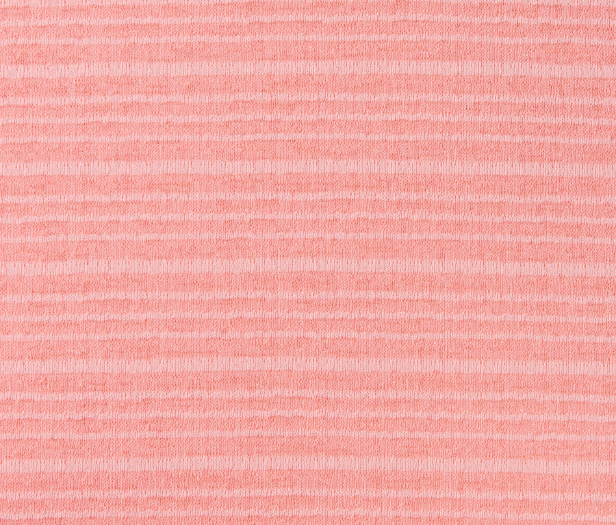 Detail funkčního trika s vodorovnými pruhy.