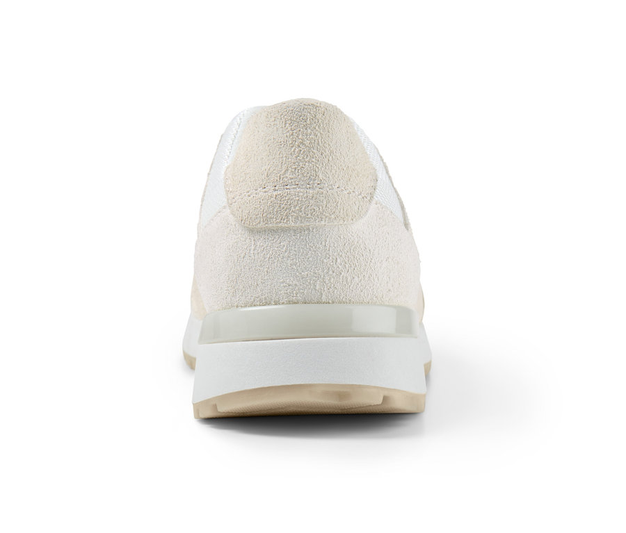 Detail boty sneaker z velurové kůže zezadu.