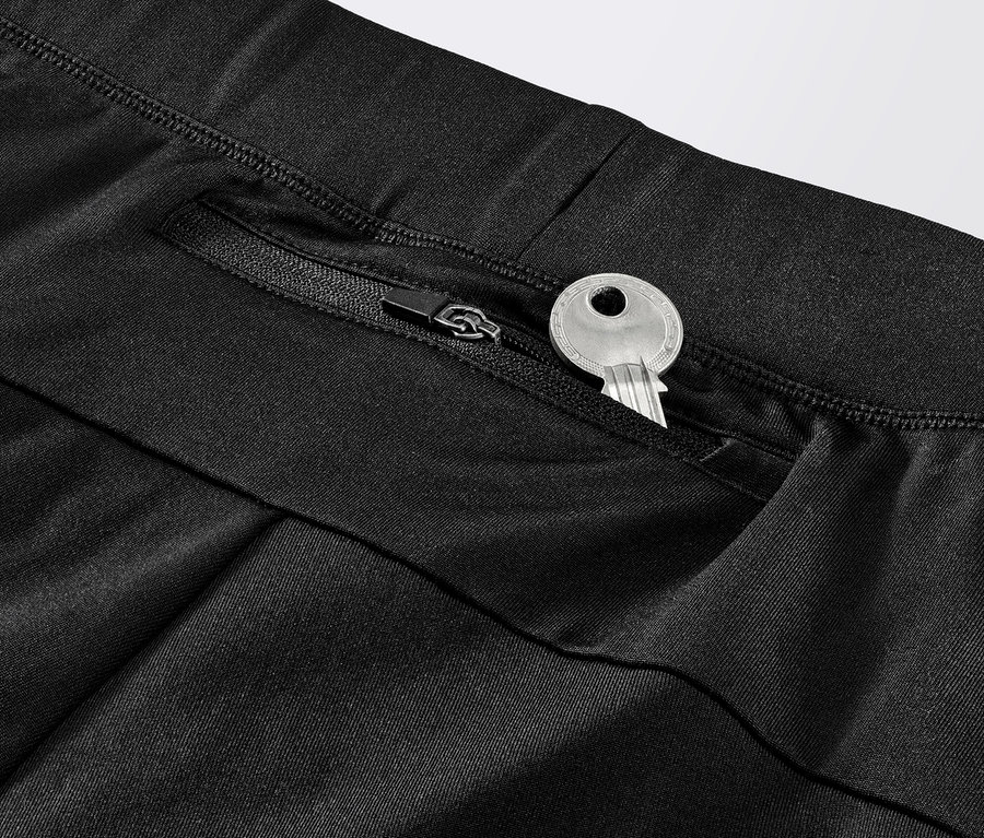 Detail větruvzdorných běžeckých legín s klíčem v kapse na zip.