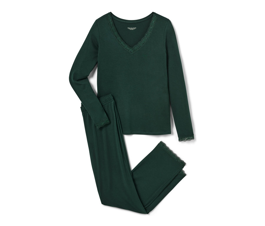 Tmavě zelené pyžamo s krajkovým lemováním.