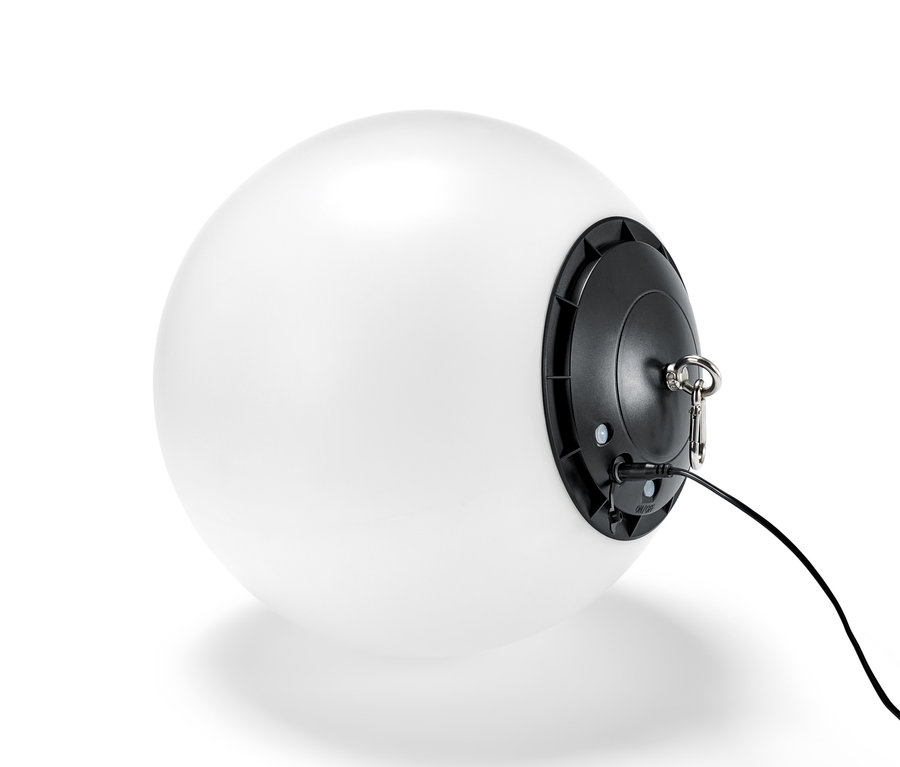 Bílá LED lampa ve tvaru koule s černou základnou a nabíjecím kabelem.