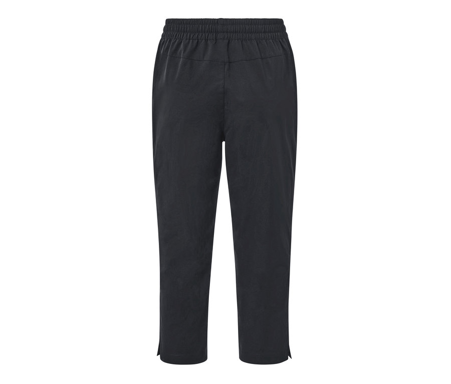 Černé funkční softshellové capri kalhoty izolované na bílém pozadí.