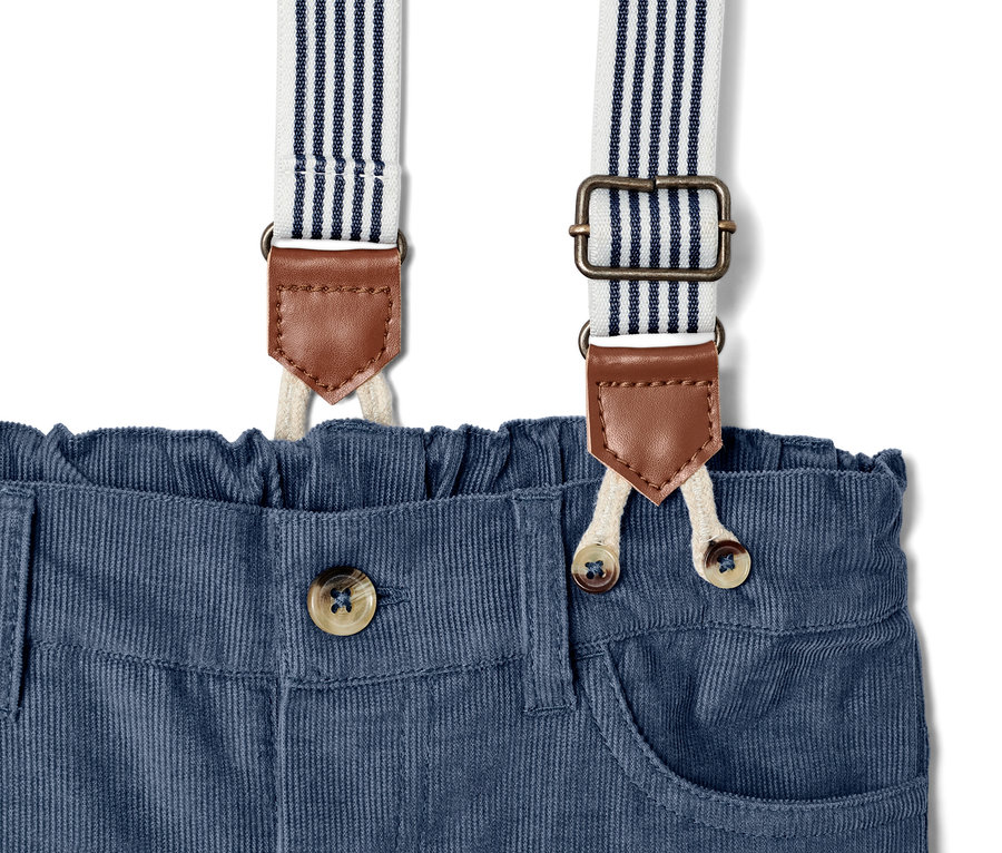 Detail dětských manšestrových kalhot s odnímatelnými šlemi, zapínání na knoflíky.