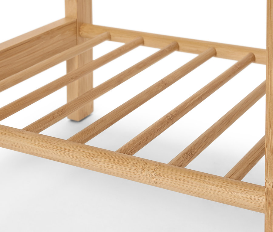 Detail otevřené šatní skříně se zrcadlem a odkládací plochou.