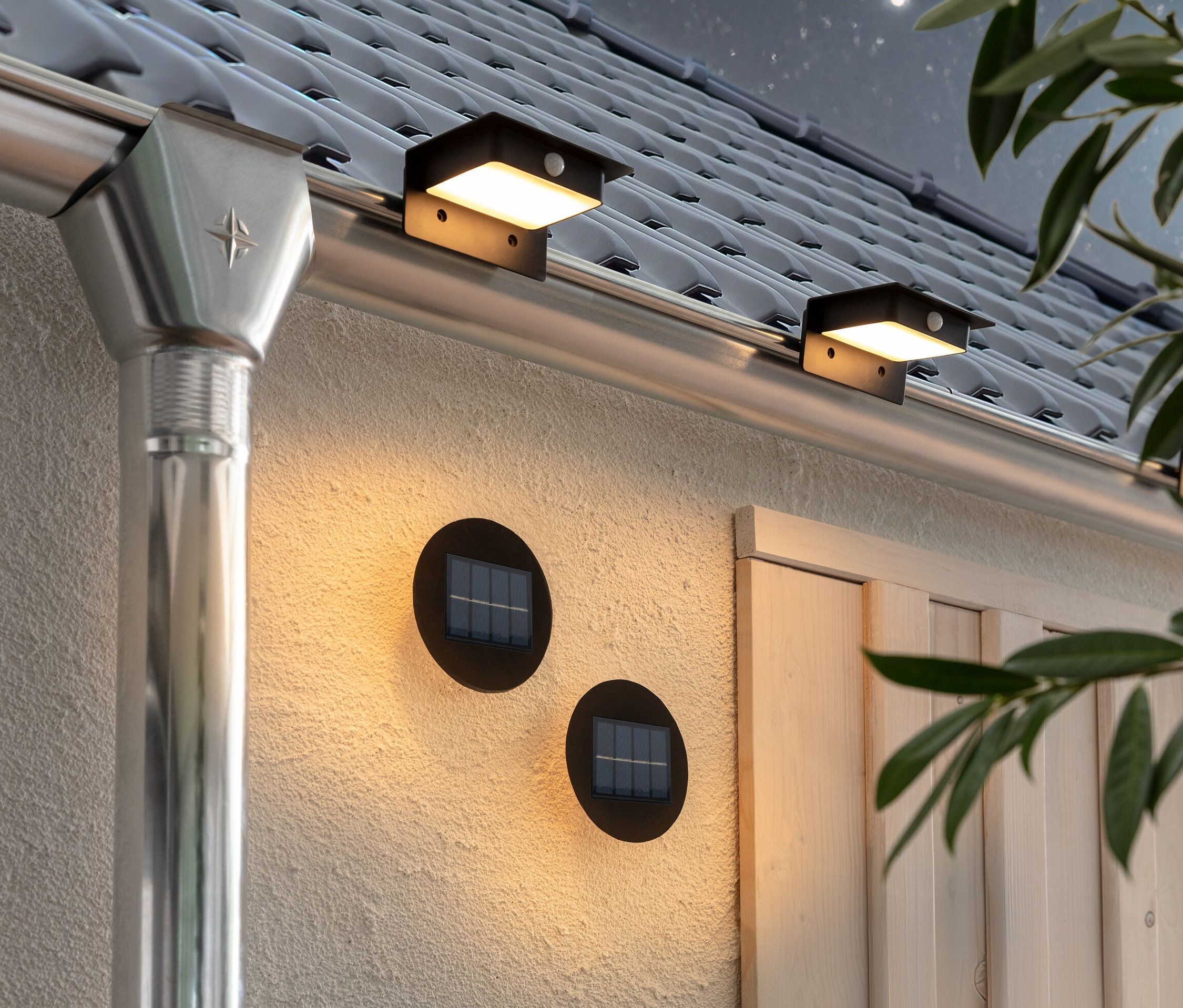 Dvě solární nástěnné a schodišťové svítidla a tři solární svítidla na okap jsou připevněny ke stěně a okapu domu.
