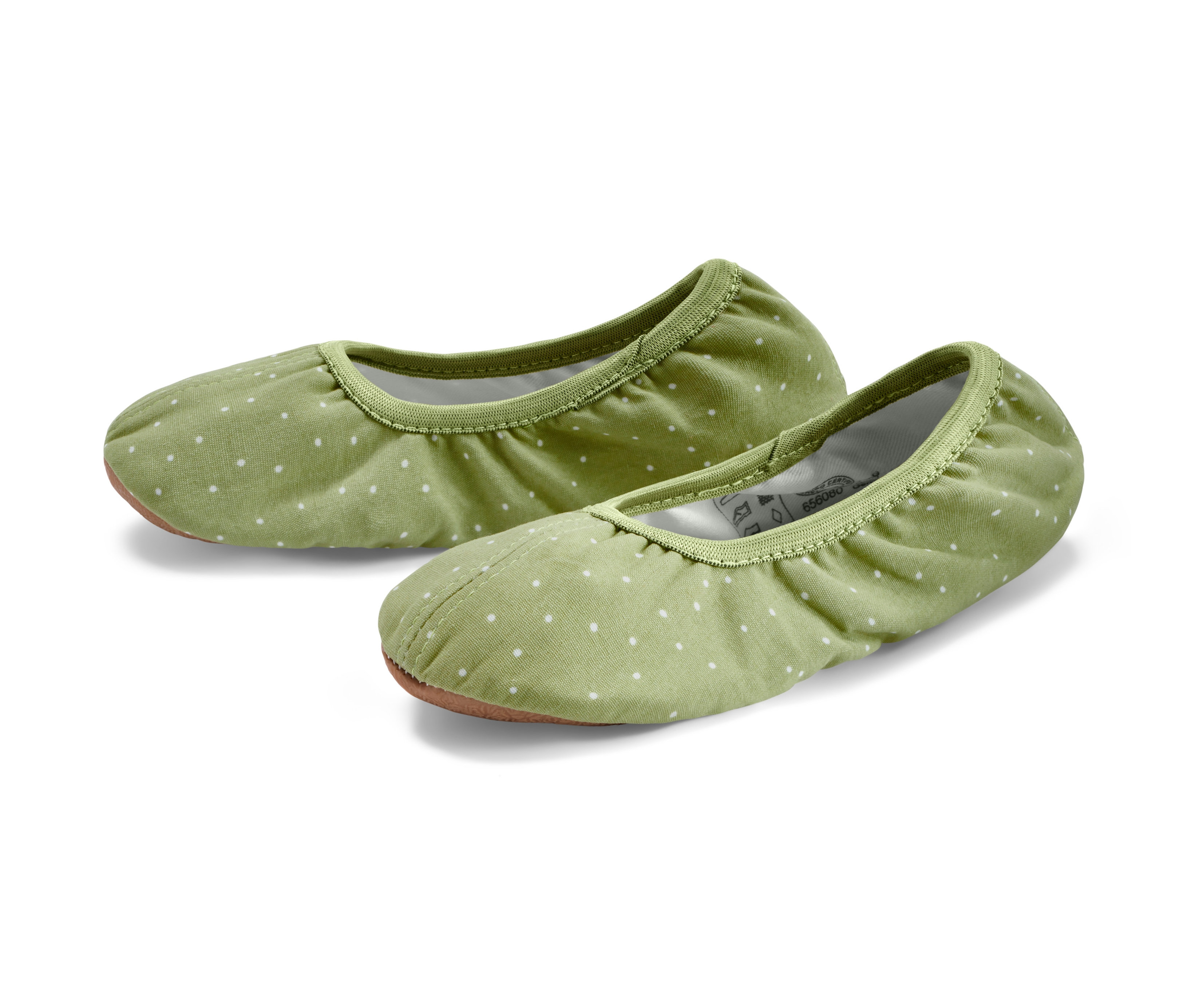 Dvoje dětské gymnastické boty světle zelené barvy s bílými puntíky.