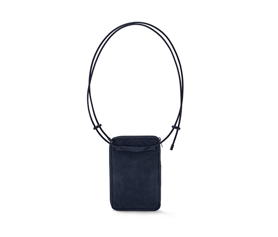 Černá náprsní taška.