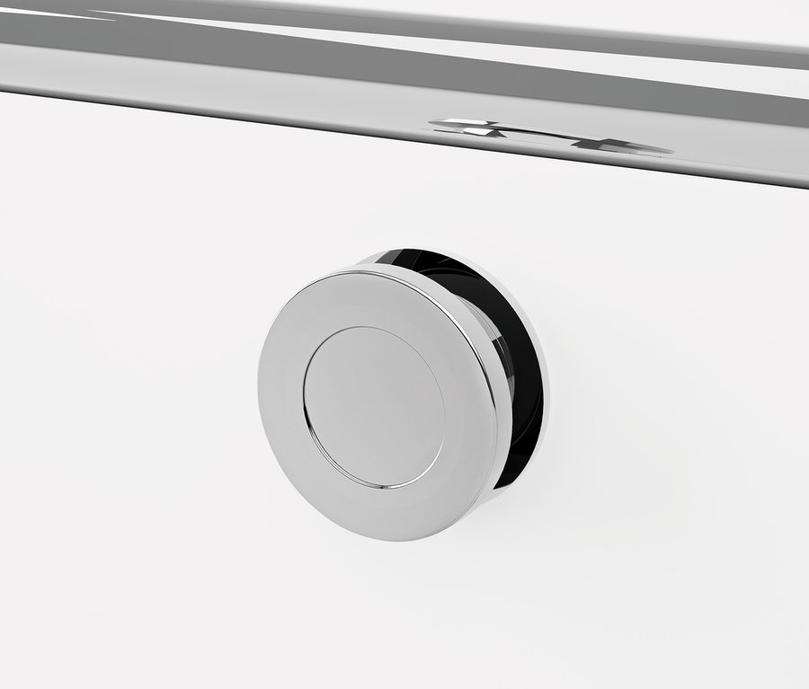 Detail bílého kovového nábytku CN3 s chromovanou kruhovou rukojetí.