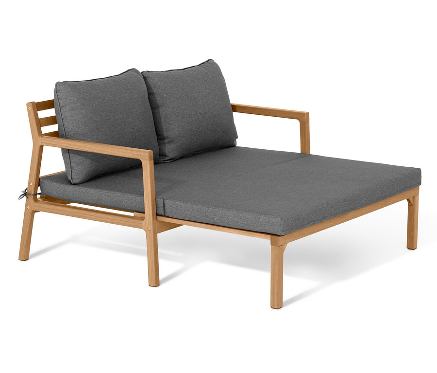 Rozkládací zahradní pohovka se světle hnědým dřevěným rámem a šedým čalouněním stojí na bílém pozadí.